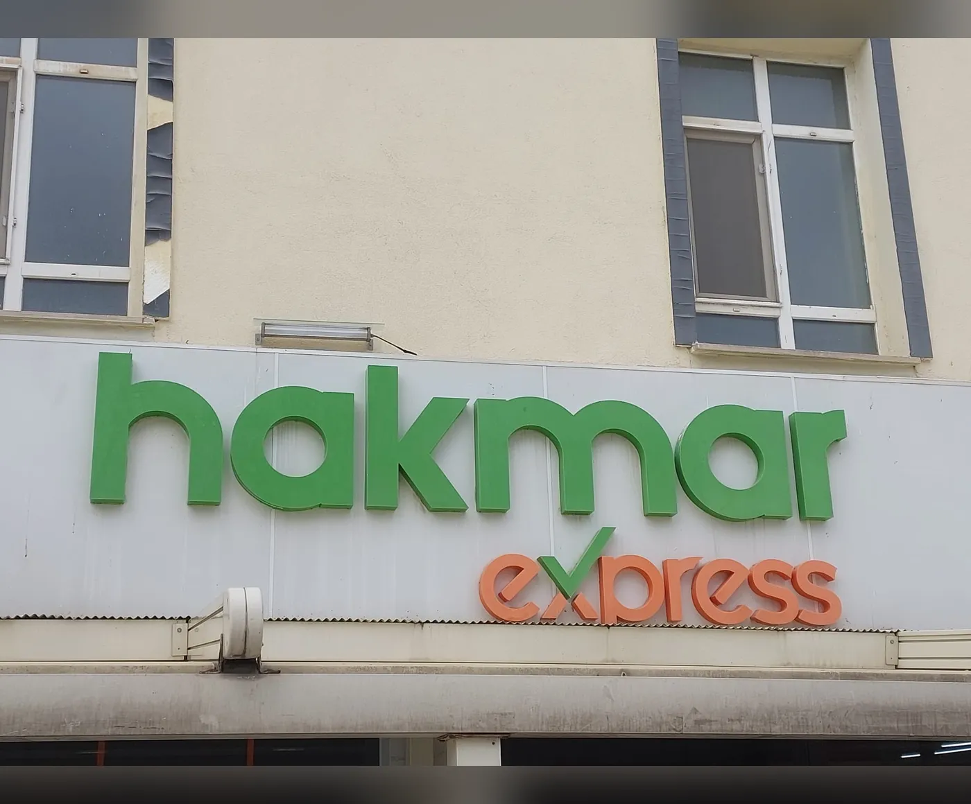 Hakmar Express Kışladüzü – Mağaza İçi ve Cephe Uygulamaları 1