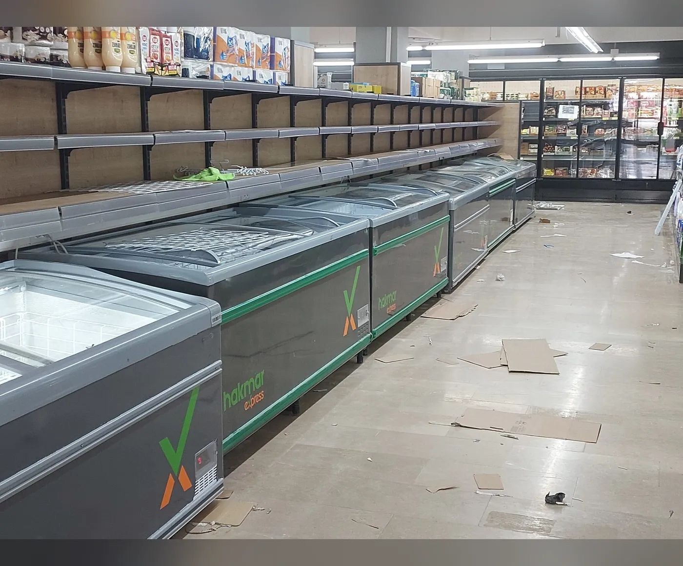Hakmar Express Kışladüzü – Mağaza İçi ve Cephe Uygulamaları 4
