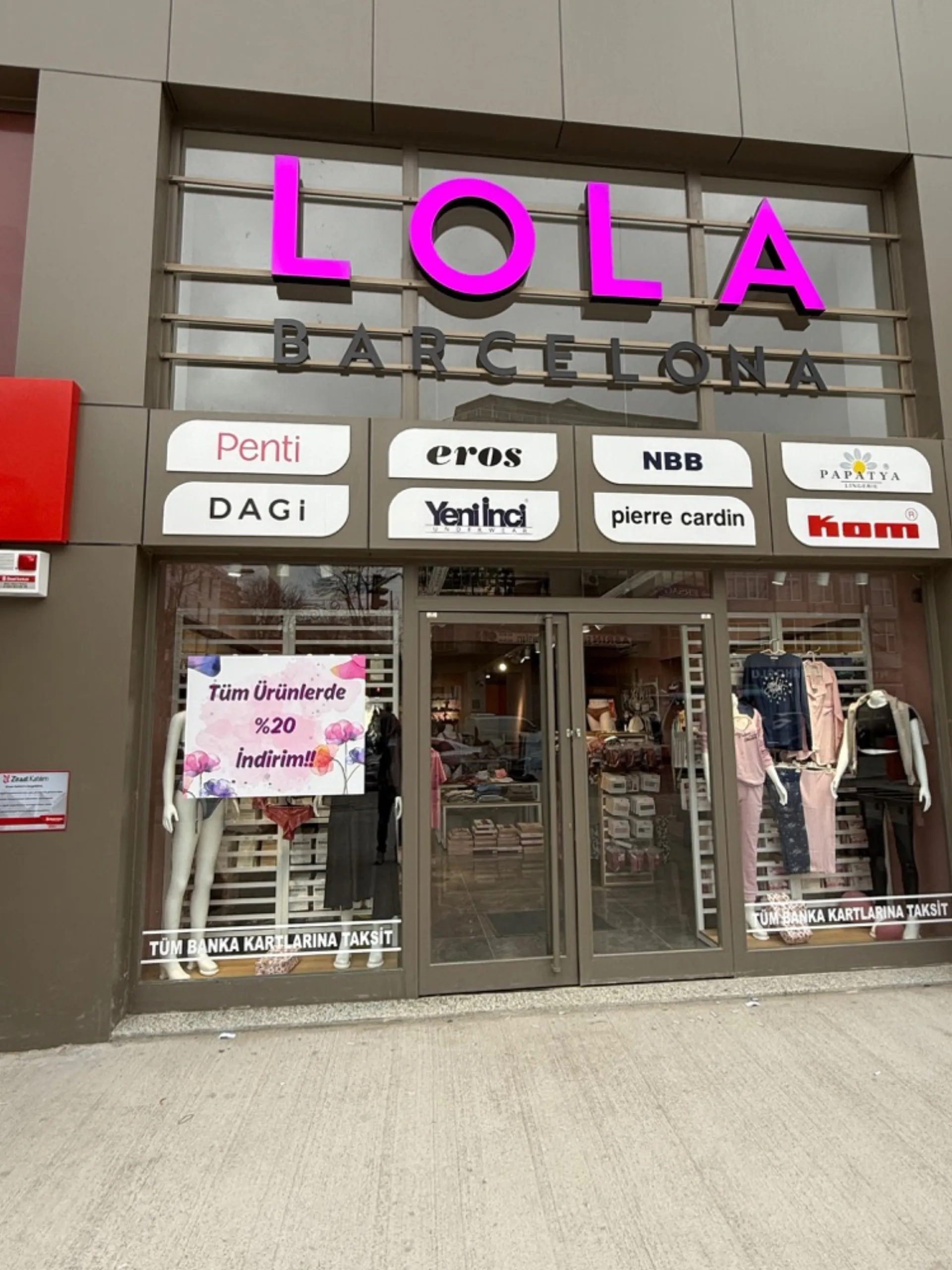 Lola Barcelona – Mağaza Cephe Tabelası