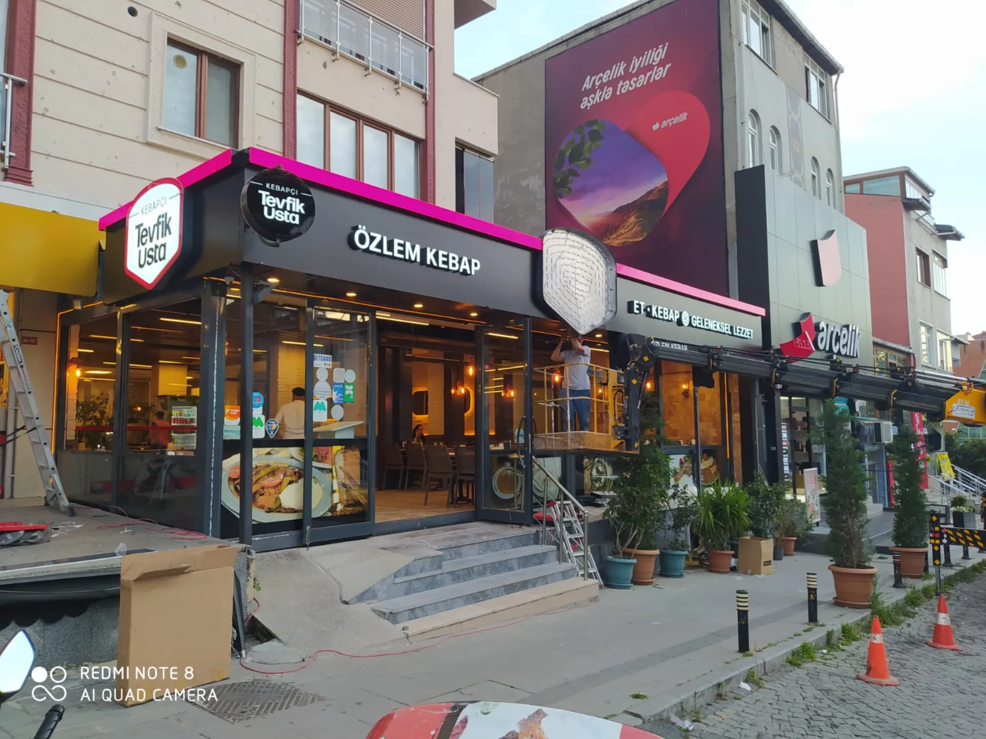 Tevfik Usta Kebap – Restoran Tabelası