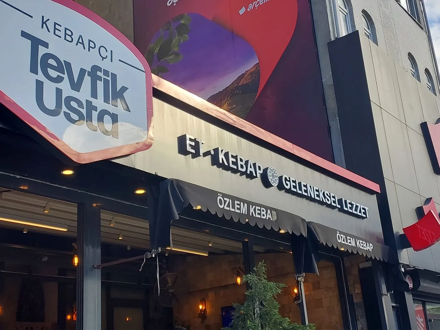 Tevfik Usta Kebap – Restoran Tabelası 7